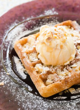 waffle vurgunun vanilyalı dondurma