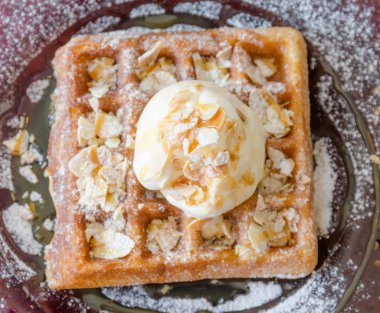 waffle vurgunun vanilyalı dondurma