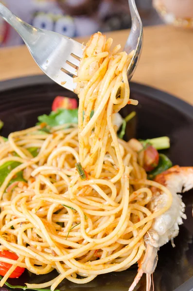 Spicy spaghetti with shrimp — Stock Photo, Image