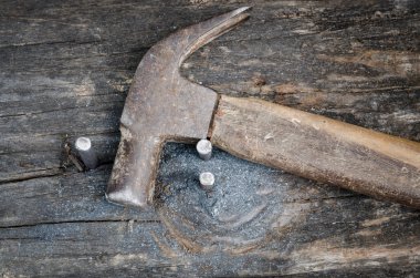 ahşap üzerine çekiç