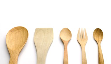 Tahta kaşık beyaz arkaplanda izole edildi