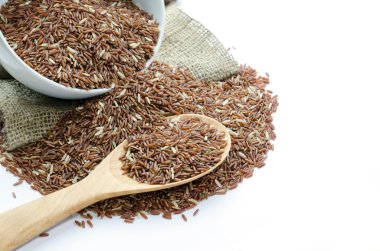 kırmızı pirinç yasemin içinde izole bir ahşap Kepçe