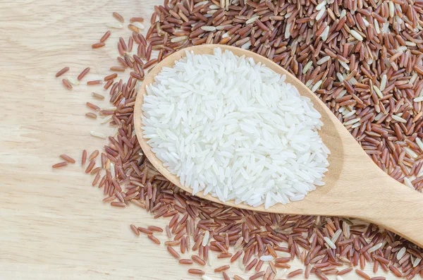 Arroz de jasmim e em concha de madeira — Fotografia de Stock