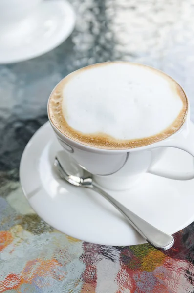 Kopje koffie op glazen tafel — Stockfoto