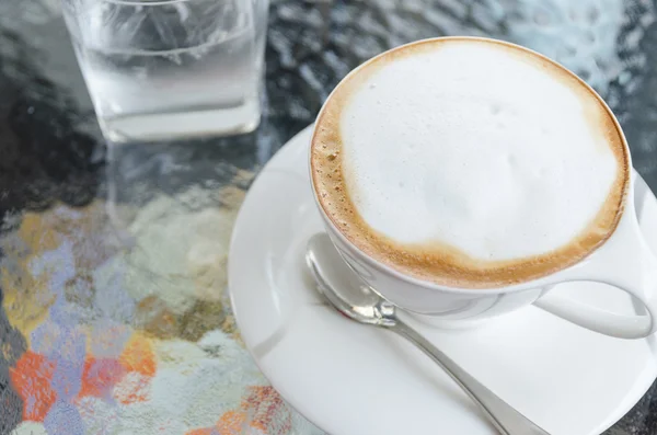 Kopje koffie op glazen tafel — Stockfoto