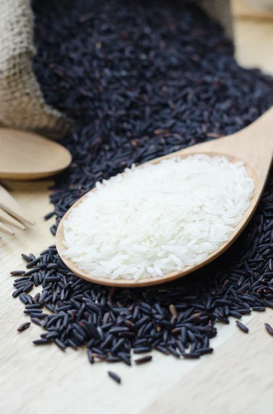 Arroz de jasmim e bagas de arroz em concha de madeira — Fotografia de Stock