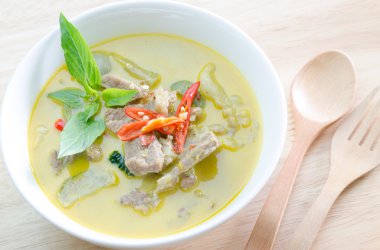 domuz eti ile köri yeşil ve çatal kaşık woodden