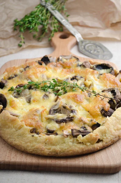 Pastry with mushrooms, onion,thyme and cheese — Stock Photo, Image