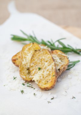 Biberiye ve parmesan fırında patates