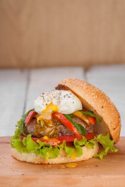 hamburger ile haşlanmış yumurta