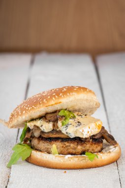 Mavi peynirli hamburger