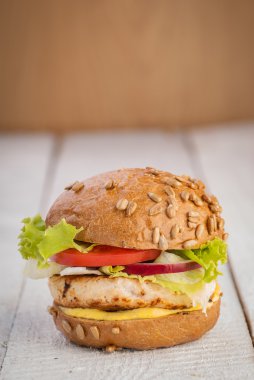 Köri soslu tavuk burger