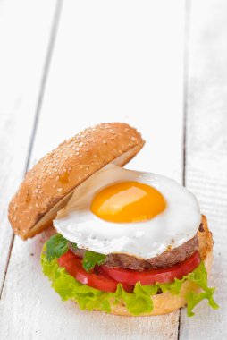 Kızarmış yumurtalı hamburger