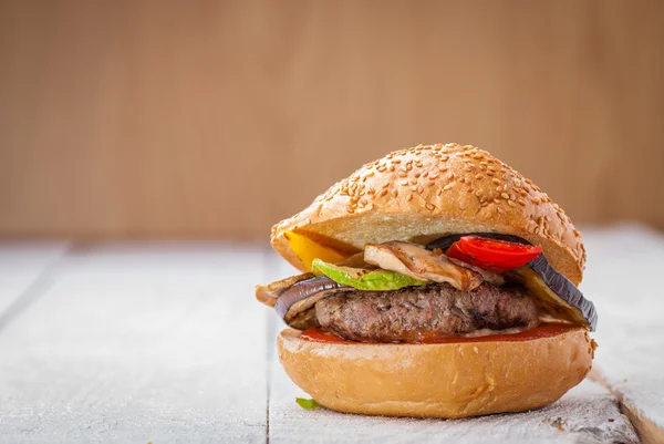 Hamburger z grillowanymi warzywami — Zdjęcie stockowe