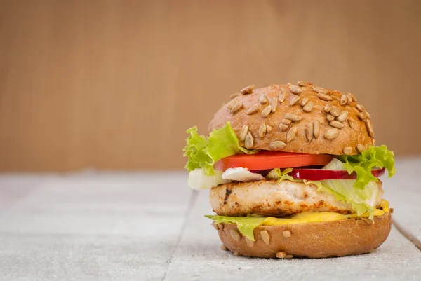 Burger de poulet avec sauce au curry — Photo