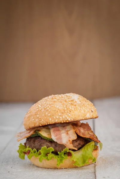 Hamburger z boczkiem — Zdjęcie stockowe