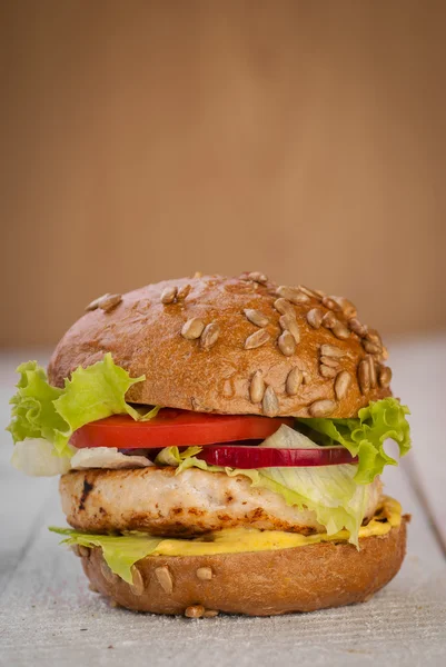 Burger kurczaka z sosem curry — Zdjęcie stockowe
