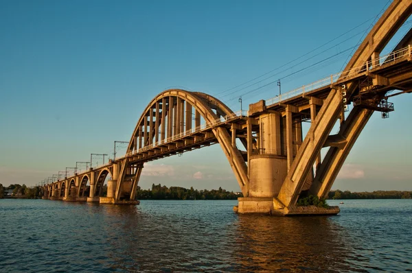 Nehrin üzerindeki köprü