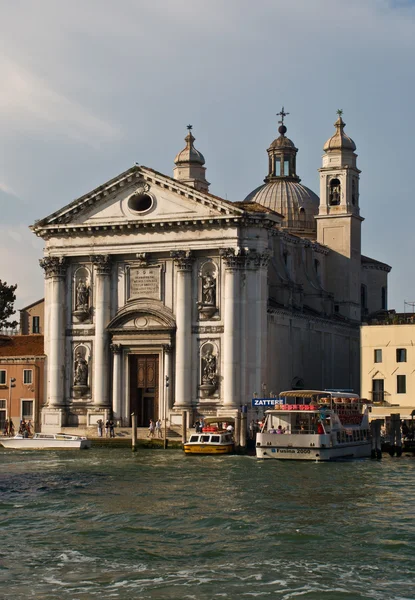 cathedral yakınındaki Pier