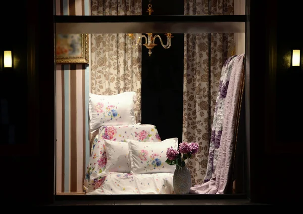 Eine Gemütliche Vitrine Mit Heimtextilien Mit Kissen Decken Vorhängen Beleuchtet — Stockfoto