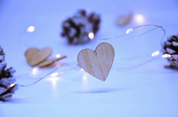 Romantyczne Tło Walentynki Odcieniach Niebieskich Girlandą Drewnianych Serc Szyszki Świecące — Zdjęcie stockowe