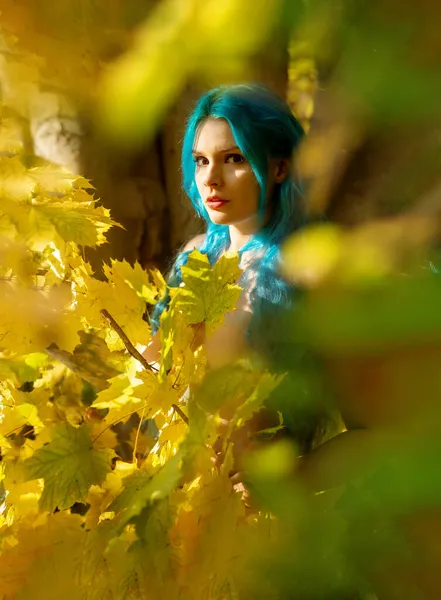 美しいセクシーな若い型破りなエモの女性と個々の青い髪 黄色のカエデの葉の後ろの秋の森の中のピア — ストック写真