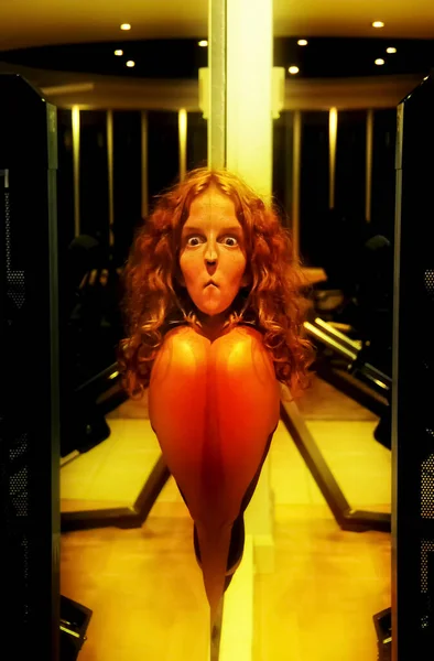 令人惊讶的是 令人印象深刻的红头发女人画像 镜中令人毛骨悚然的面部倒影 — 图库照片