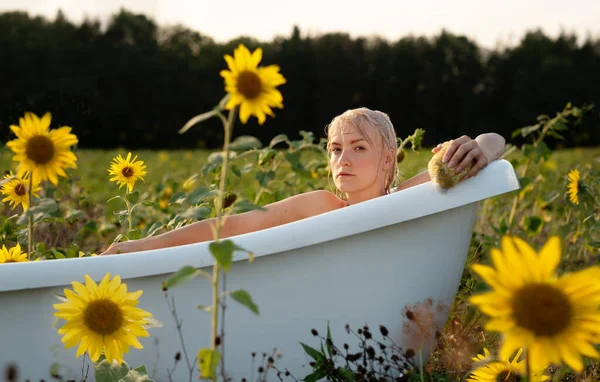 Mladá Krásná Klidná Blondýnka Sexy Žena Houbou Při Relaxaci Koupel — Stock fotografie