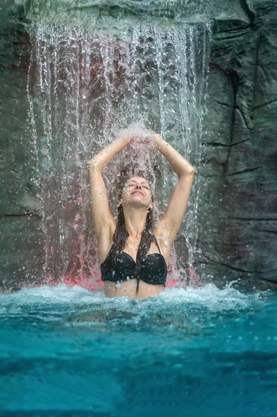 Hermosa Joven Sexy Mujer Bikini Negro Bajo Agua Salpicada Cascada — Foto de Stock