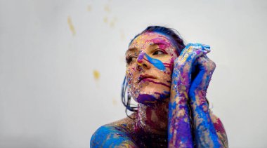 mavi mor renkli vücut boyalı güçlü renkli portre, yüz boyama, seksi esmer kadın, stüdyoda boyanmış dekoratif. Yaratıcı dışavurumcu soyut vücut boyama sanatı, kopyalama alanı