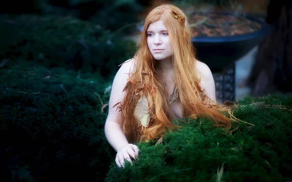 Kızıl Saçlı Genç Güzel Seksi Bir Kadının Portresi Sonbahar Yapraklarıyla — Stok fotoğraf