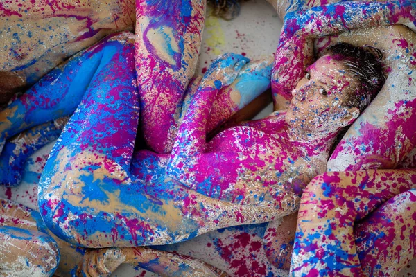 Beyaz Mavi Pembe Mor Boyalı Genç Sanatçı Ruhlu Kadınların Vücutları — Stok fotoğraf