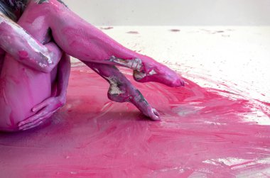 Sanatsal açıdan soyut genç bir kadının güzel bacakları ve ayakları, beyaz, gri, pembe ve mor boyalı balerin, kalça ve kalça çevresindeki kollar. Yaratıcı vücut resimleri, kopyalama alanı