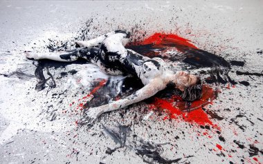 Sanatsal olarak soyut, siyah beyaz boyalı genç bir kadın, stüdyoda kırmızı, siyah, gri dizayn edilmiş zeminde yatıyor, dekoratif, etkileyici, soyut vücut boyama, kopyalama alanı.