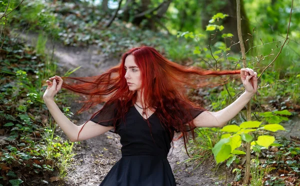 Joven Mujer Sexy Juguetonamente Tira Pelo Teñido Rojo Brillante Bosque — Foto de Stock