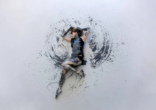 Молода Жінка Чорній Сорочці Танцює Лежачи Підлозі Елегантно Декоративно Сірому — стокове фото