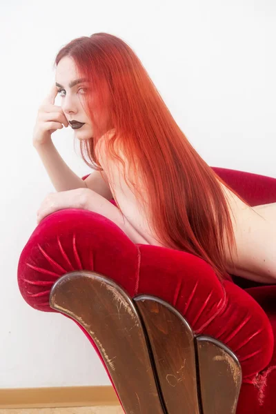 Портрет Привлекательной Довольной Молодой Сексуальной Женщины Ярко Красными Длинными Волосами — стоковое фото