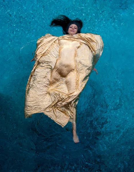Frau Schwimmt Auf Dem Rücken Liegend Türkisfarbenen Wasser Des Pools — Stockfoto