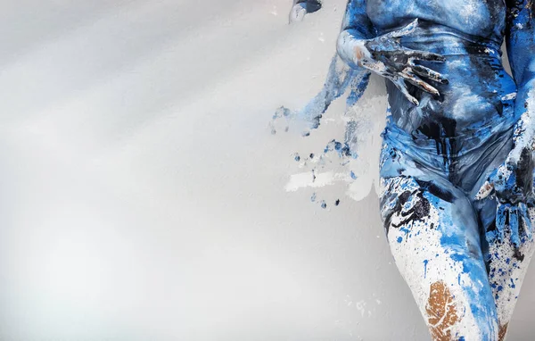 Vücudu seksi, baştan çıkarıcı, iç çamaşırlı, sanatsal olarak soyut mavi ve beyaz boyalı, vücudunun arka planında duran, boşluğu kopyalayan kadın.