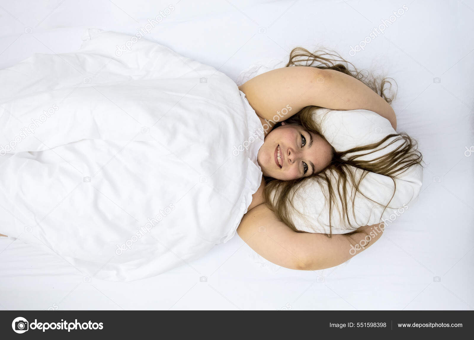 Фотосессия красивой зрелой дамы на белой постели