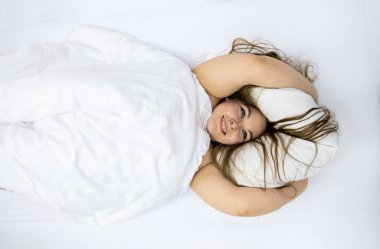 Kendine güvenen, neşeli, tombul, uzun siyah saçlı, yatakta sarılan bir kadının portresi. Esmer, tatlı, büyük kız yatak odasında dinleniyor, fotokopi odası.