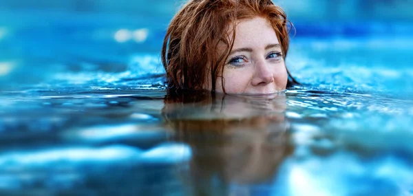 Vrij Sexy Verleidelijke Sensuele Roodharige Vrouw Portret Ontspant Zwemmen Turquoise — Stockfoto