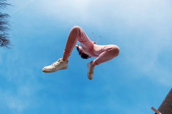 Jovem Mulher Bonita Rosa Esportes Terno Saltos Cheios Felicidade Salto — Fotografia de Stock