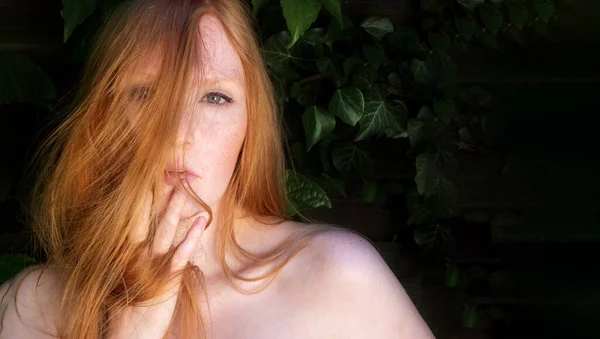 Sensuele Verleidelijke Brede Spandoek Portret Van Mooie Roodharige Vrouw Buiten — Stockfoto