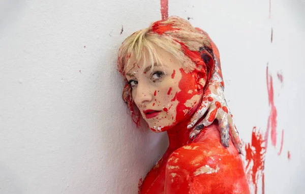 Seksi sarışın bir kadının baştan çıkarıcı portresi, beyaz, siyah ve kırmızı noktalar, dekoratif, yaratıcı soyut yüz boyama, makyaj, uzay kopyası.