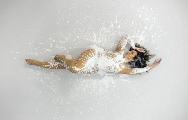 Young Naked Woman Covered White Color Paint Lying Floor Elegant — Stockfoto