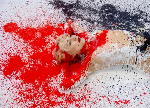 裸の肖像画 手と胴 赤の女性は スタジオの床に 創造的な抽象的なボディペイントアート装飾を塗装 — ストック写真