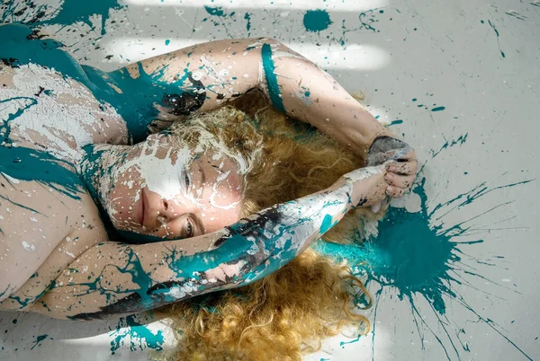 Portrait Une Rousse Bouclée Femme Cheveux Points Turquoise Peinture Couleur — Photo