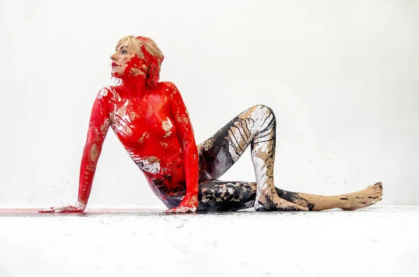 Fiatal Művészi Szexi Meztelen Piros Fekete Fehér Árnyalatú Festék Testfestés — Stock Fotó