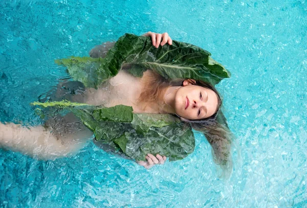 Sensual Seductive Young Naked Adult Woman Nestles Two Green Cabbage — Fotografia de Stock